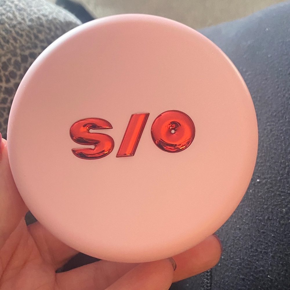 ONE/SIZE Setting Powder in Soft Pink with Red Logo